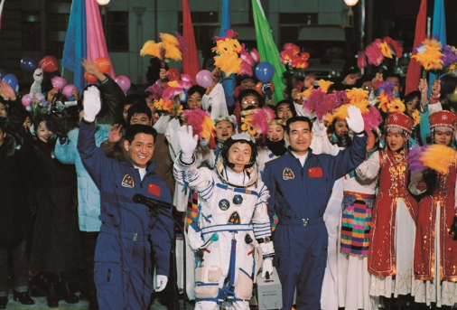 杨利伟|中国太空英雄杨利伟，本是空军军衔，为何后来被改成了陆军军衔？