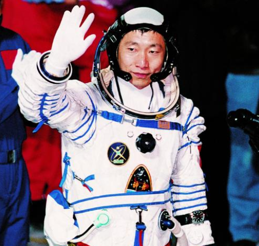 杨利伟|中国太空英雄杨利伟，本是空军军衔，为何后来被改成了陆军军衔？