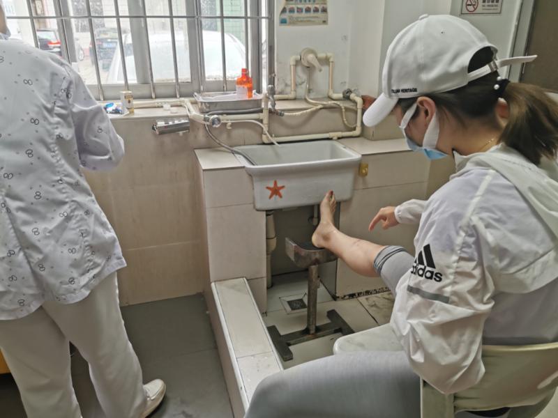 被猫咬伤之后,患者在犬伤门诊清洗伤口