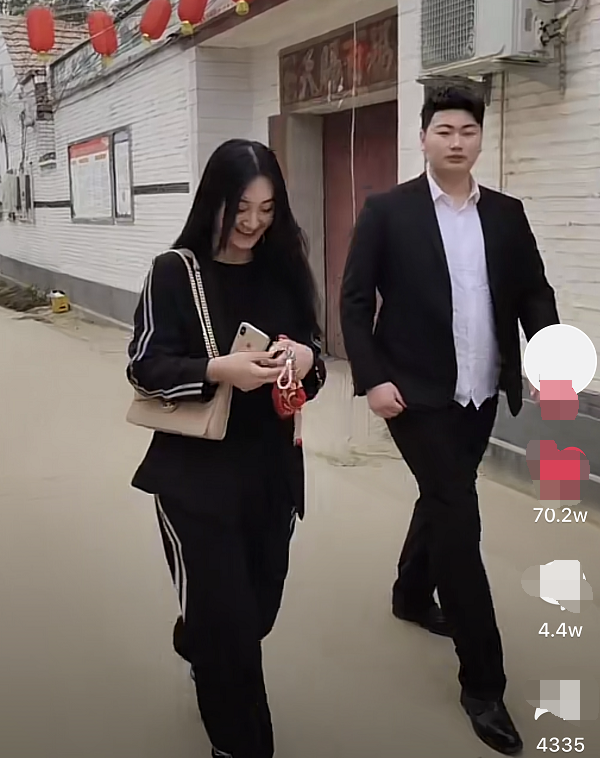 大衣哥儿媳妇婚后首露面被追拍一路小跑面带微笑回应略显尴尬