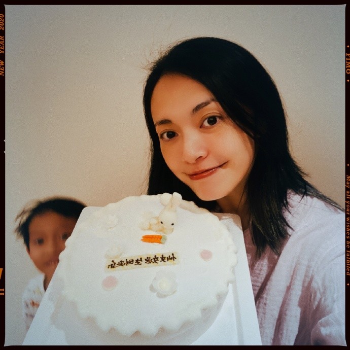 姚晨|姚晨与儿子合照庆41岁生日，手捧蛋糕一脸幸福，却被土豆表情包抢镜