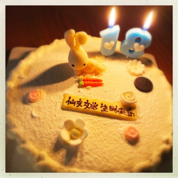 姚晨|姚晨与儿子合照庆41岁生日，手捧蛋糕一脸幸福，却被土豆表情包抢镜