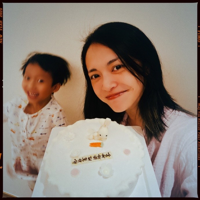 姚晨|姚晨与儿子合照庆41岁生日，手捧蛋糕一脸幸福，却被土豆表情包抢镜