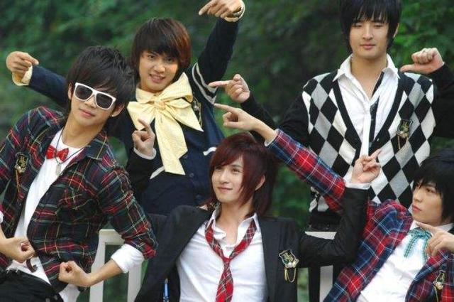 刘洲|刘洲成为讨好直播间里的观众，自诩是拳王刘师傅，并公开售卖拳谱