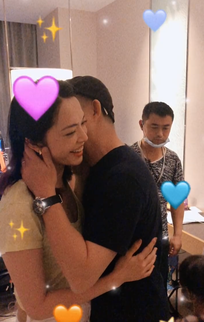 姚晨|姚晨与儿子合照庆41岁生日，手捧蛋糕一脸幸福，却被土豆表情包抢镜