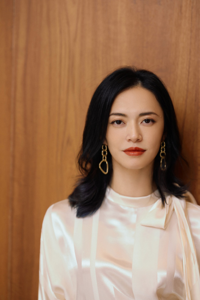 姚晨|姚晨与儿子合照庆41岁生日，手捧蛋糕一脸幸福，却被土豆表情包抢镜