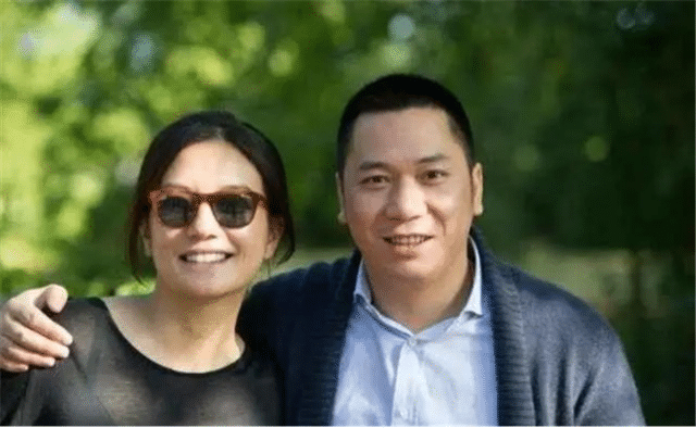 赵薇|赵薇现身机场穿涂鸦外套秒变嘻哈女孩，力破被捕传言