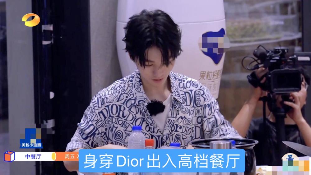 王俊凯|为准备800份盒饭：赵丽颖切菜切到手抖，王俊凯却是另一种画风