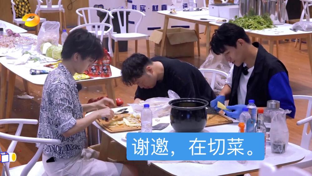 王俊凯|为准备800份盒饭：赵丽颖切菜切到手抖，王俊凯却是另一种画风