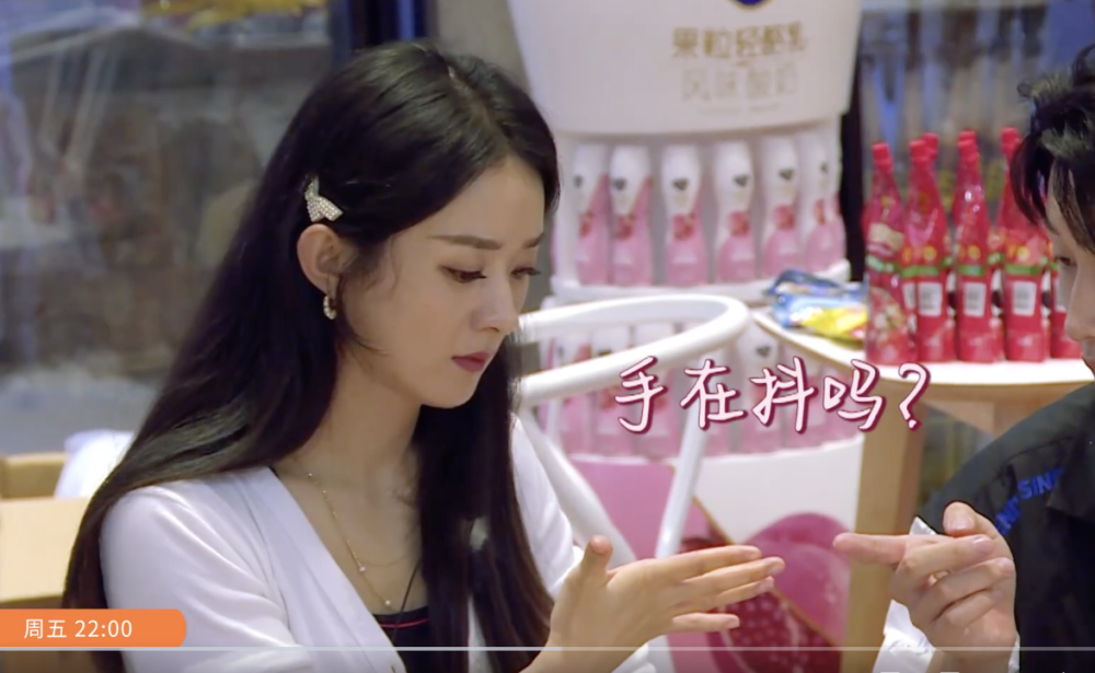 王俊凯|为准备800份盒饭：赵丽颖切菜切到手抖，王俊凯却是另一种画风