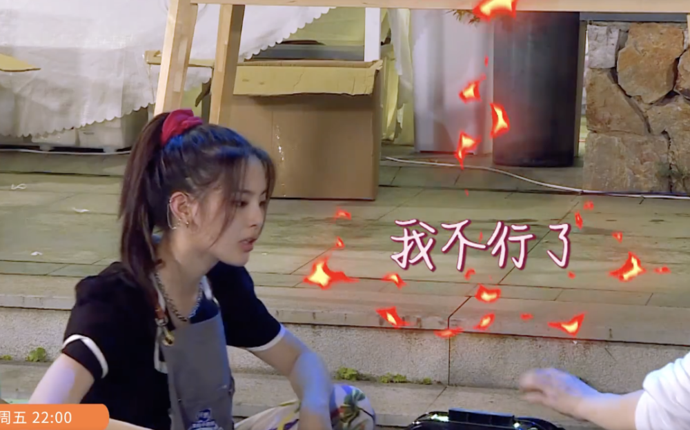 王俊凯|为准备800份盒饭：赵丽颖切菜切到手抖，王俊凯却是另一种画风