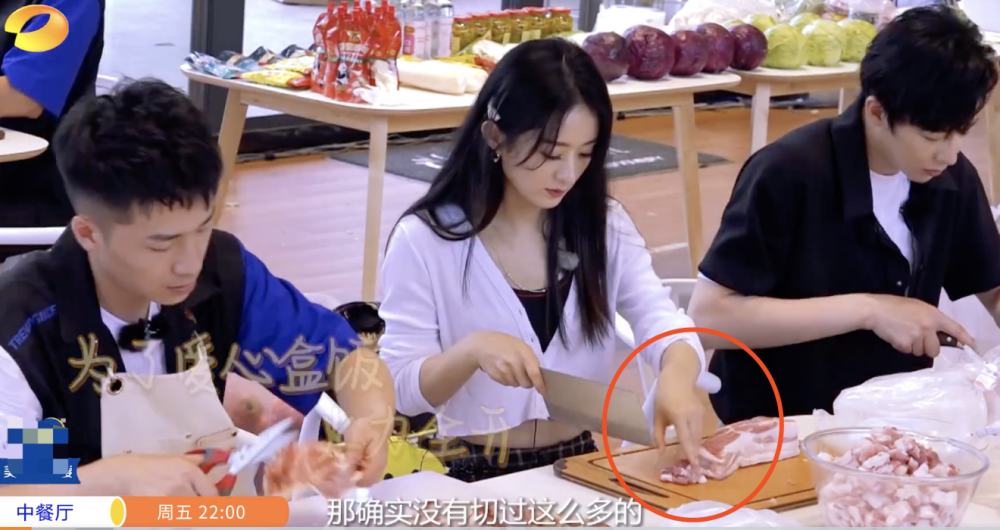 王俊凯|为准备800份盒饭：赵丽颖切菜切到手抖，王俊凯却是另一种画风