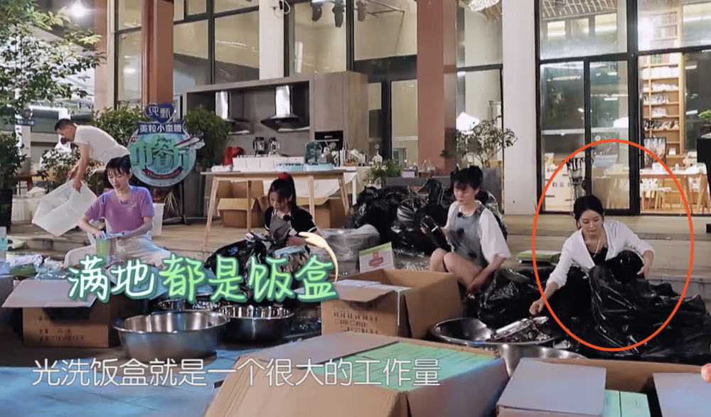 王俊凯|为准备800份盒饭：赵丽颖切菜切到手抖，王俊凯却是另一种画风