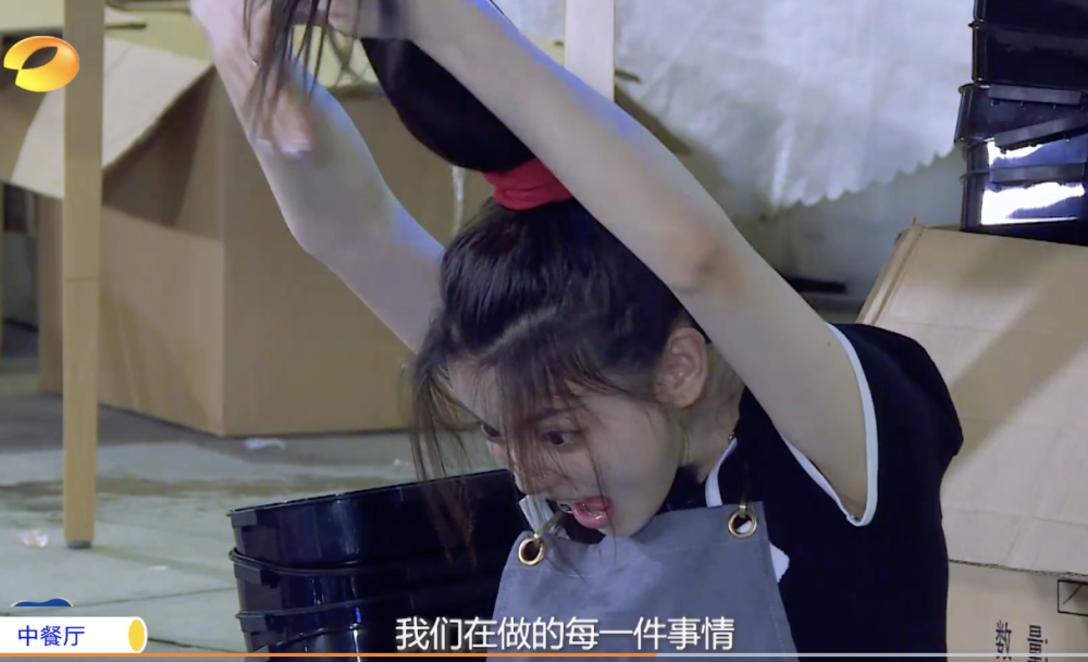 王俊凯|为准备800份盒饭：赵丽颖切菜切到手抖，王俊凯却是另一种画风