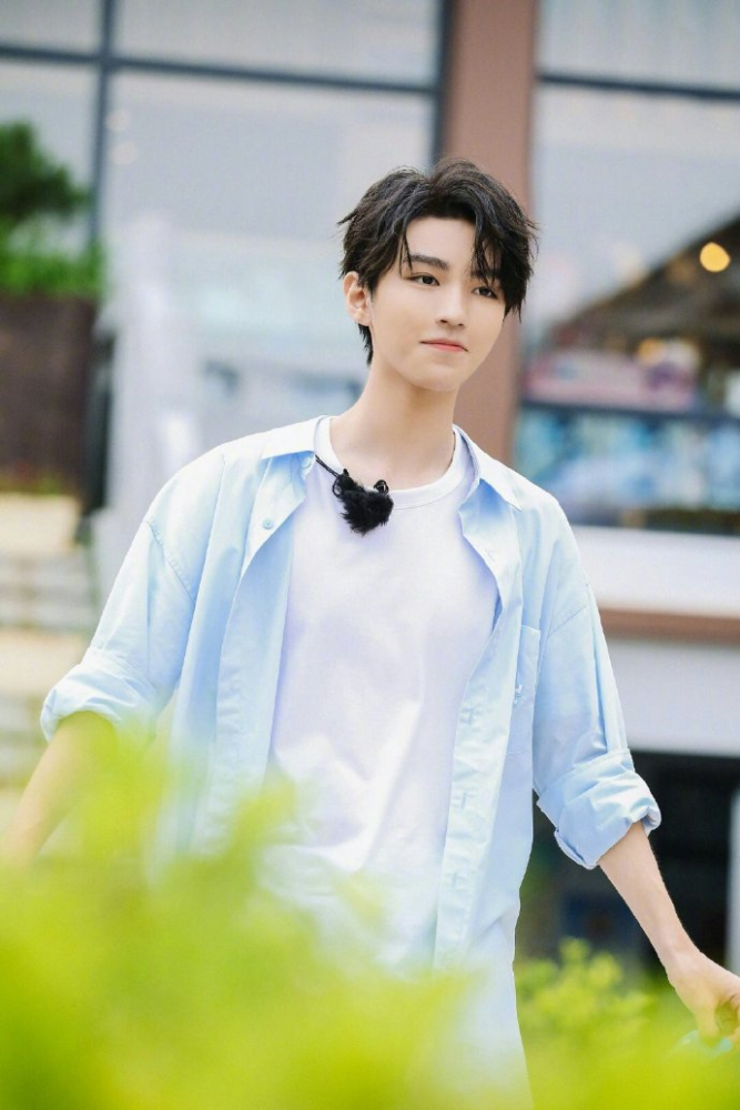 王俊凯|为准备800份盒饭：赵丽颖切菜切到手抖，王俊凯却是另一种画风