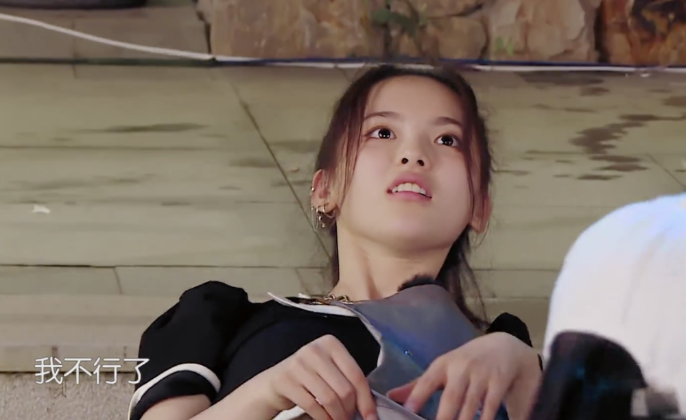 王俊凯|为准备800份盒饭：赵丽颖切菜切到手抖，王俊凯却是另一种画风