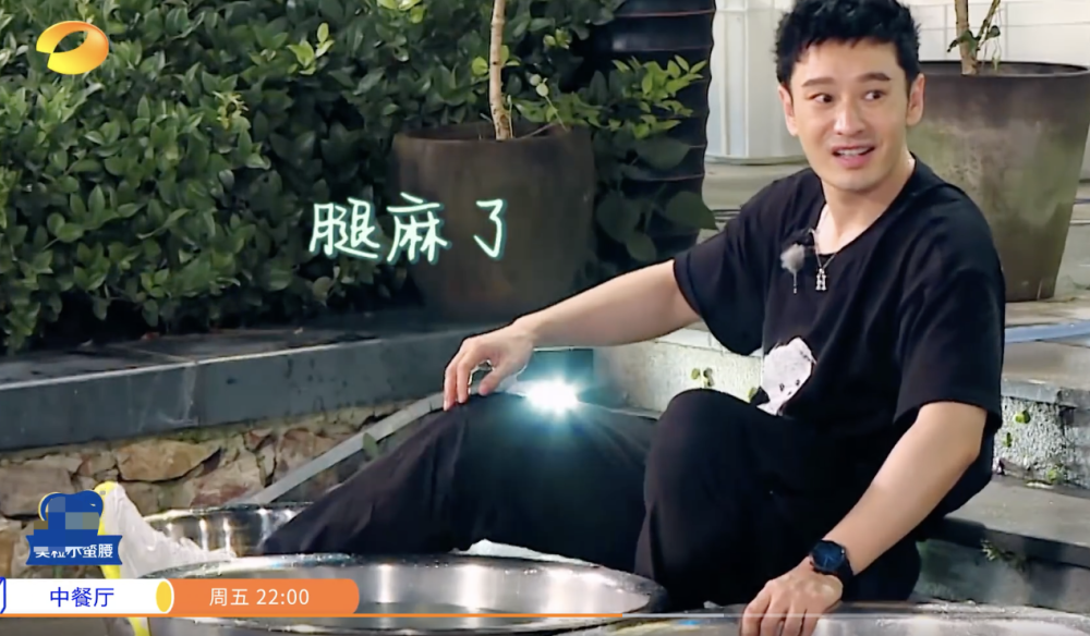 王俊凯|为准备800份盒饭：赵丽颖切菜切到手抖，王俊凯却是另一种画风