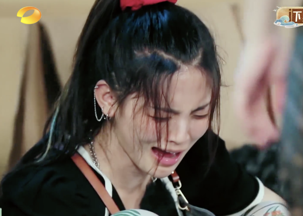 王俊凯|为准备800份盒饭：赵丽颖切菜切到手抖，王俊凯却是另一种画风