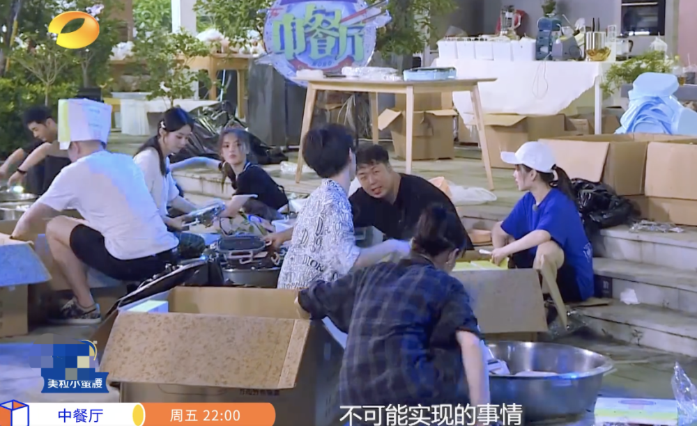 王俊凯|为准备800份盒饭：赵丽颖切菜切到手抖，王俊凯却是另一种画风