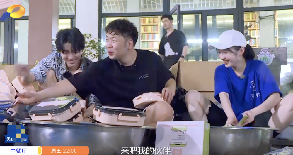 王俊凯|为准备800份盒饭：赵丽颖切菜切到手抖，王俊凯却是另一种画风