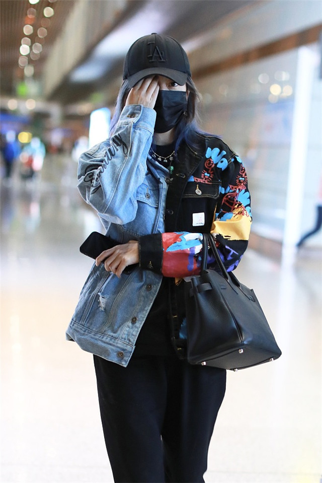 赵薇|赵薇现身机场穿涂鸦外套秒变嘻哈女孩，力破被捕传言