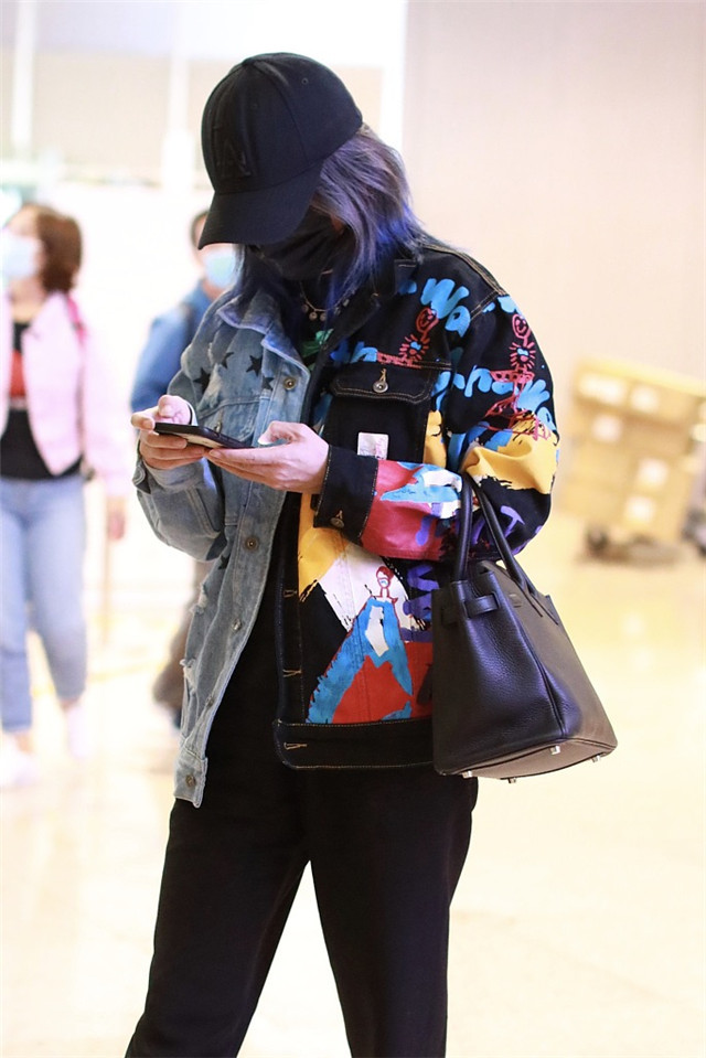 赵薇|赵薇现身机场穿涂鸦外套秒变嘻哈女孩，力破被捕传言