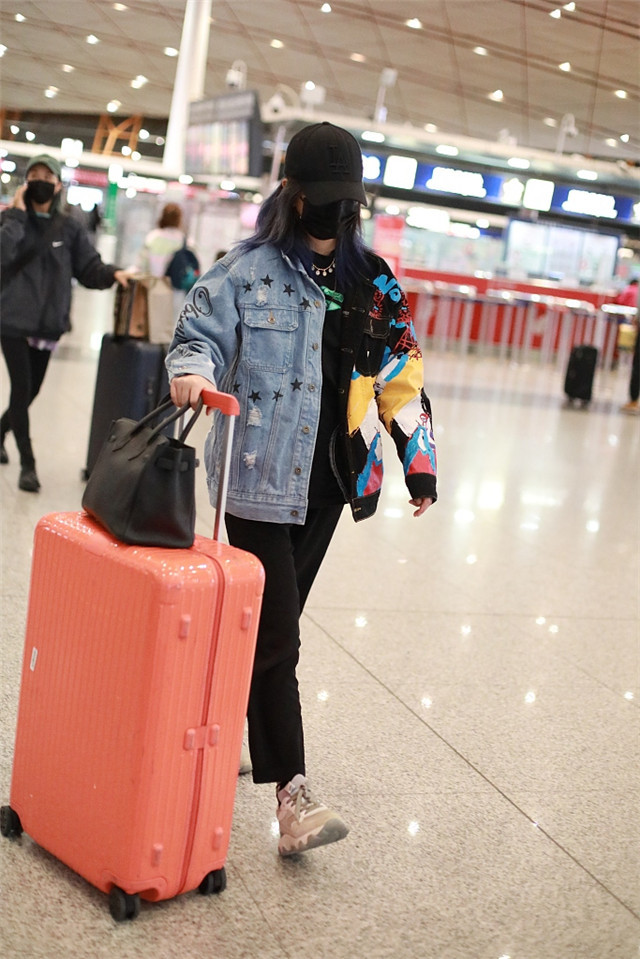 赵薇|赵薇现身机场穿涂鸦外套秒变嘻哈女孩，力破被捕传言