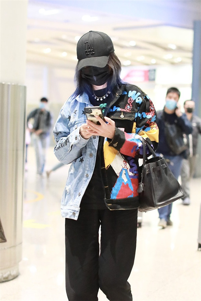 赵薇|赵薇现身机场穿涂鸦外套秒变嘻哈女孩，力破被捕传言
