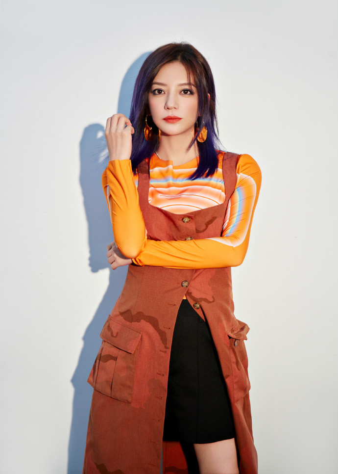 赵薇|赵薇现身机场穿涂鸦外套秒变嘻哈女孩，力破被捕传言