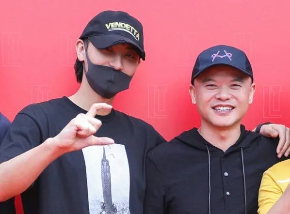 黄子韬|黄子韬接手爸爸工作，凌晨一点还与员工交涉，挑起大梁的他成熟了