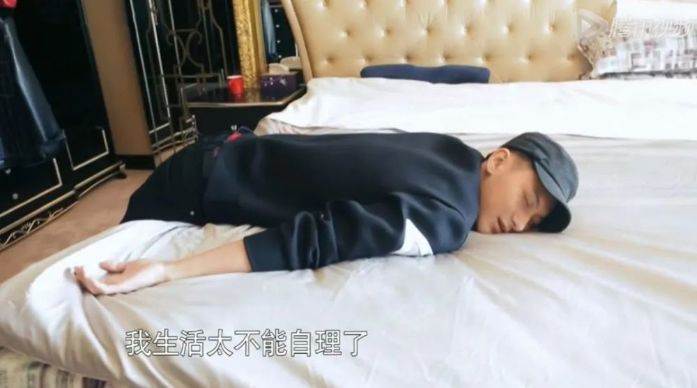 黄子韬|黄子韬接手爸爸工作，凌晨一点还与员工交涉，挑起大梁的他成熟了