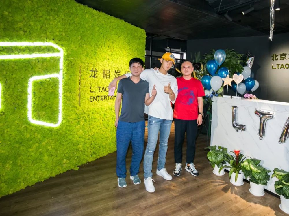 黄子韬|黄子韬接手爸爸工作，凌晨一点还与员工交涉，挑起大梁的他成熟了