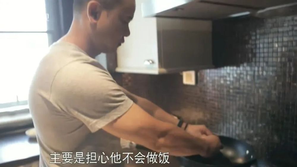 黄子韬|黄子韬接手爸爸工作，凌晨一点还与员工交涉，挑起大梁的他成熟了