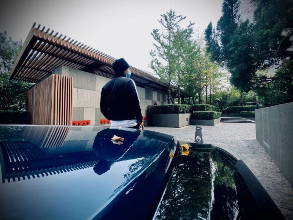 黄子韬|黄子韬接手爸爸工作，凌晨一点还与员工交涉，挑起大梁的他成熟了