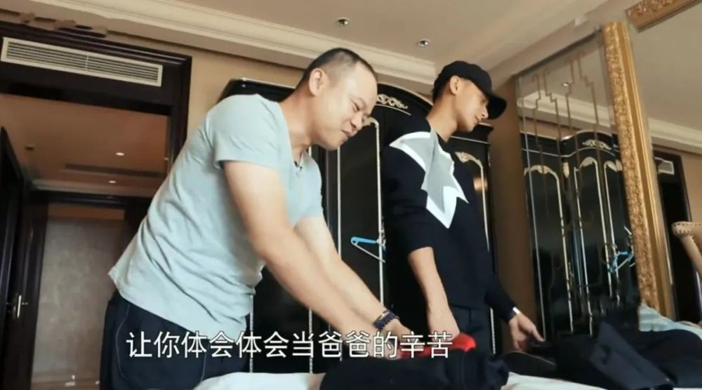 黄子韬|黄子韬接手爸爸工作，凌晨一点还与员工交涉，挑起大梁的他成熟了