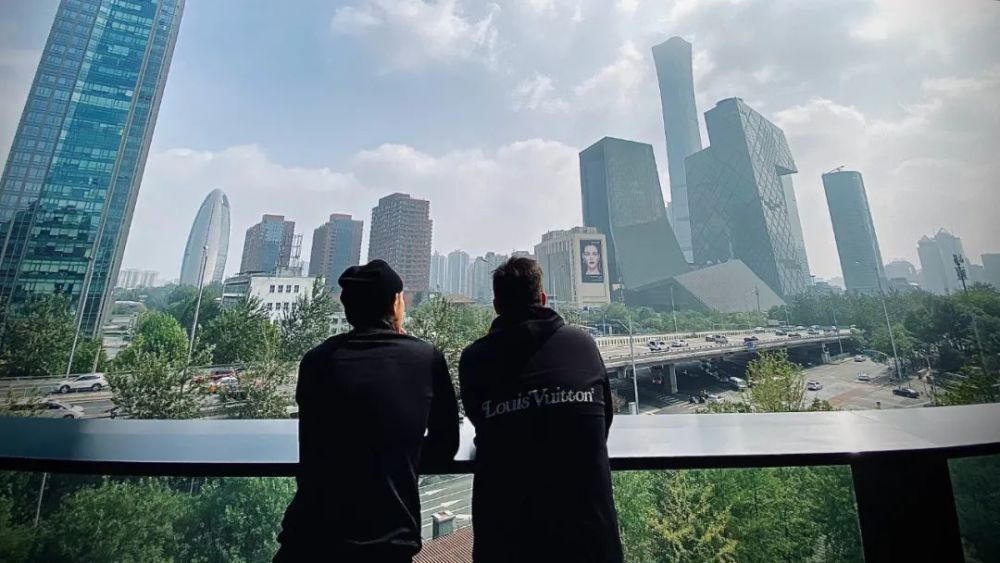 黄子韬|黄子韬接手爸爸工作，凌晨一点还与员工交涉，挑起大梁的他成熟了