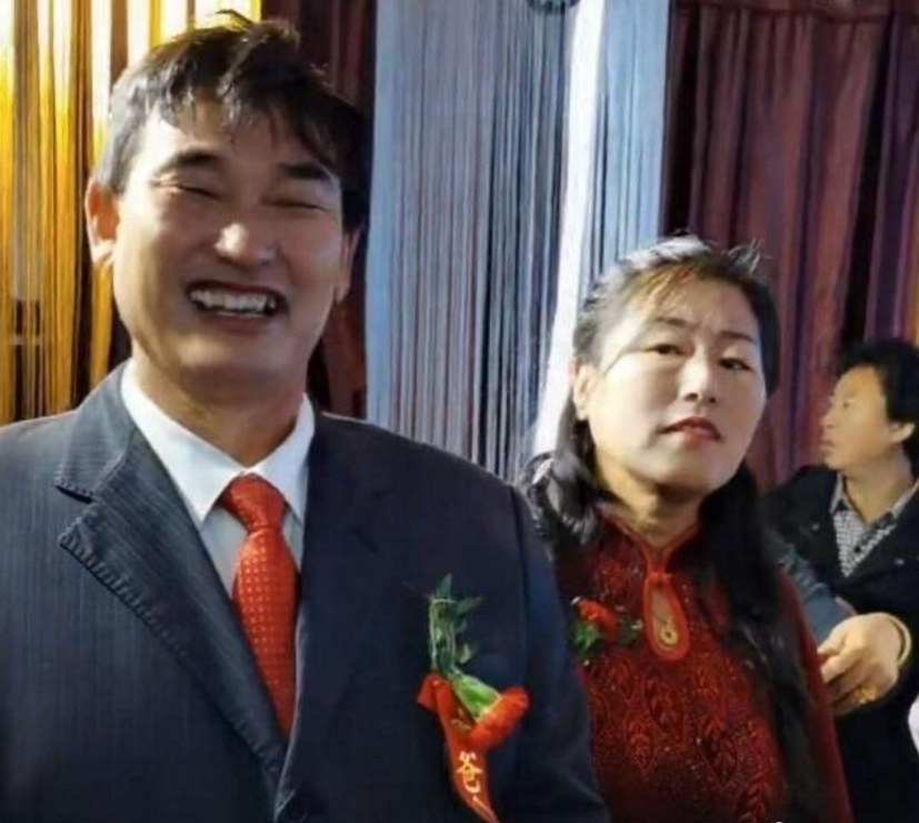 朱之文|大衣哥儿媳又美又飒，大衣嫂帮她赶拍客，朱小伟走她身后像跟班