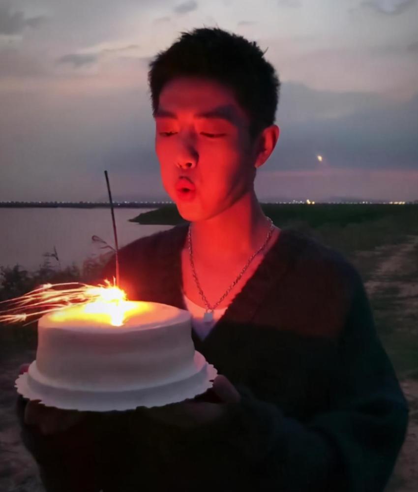 肖战|肖战庆生视频曝光，用力吹仙女棒蜡烛，开心得像个孩子