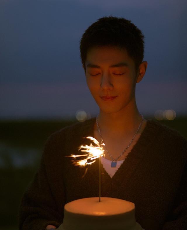 肖战|肖战庆生视频曝光，用力吹仙女棒蜡烛，开心得像个孩子
