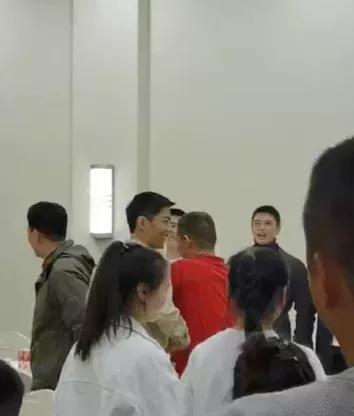 肖战|肖战庆生宴现场曝光，请客唱歌吃蛋糕太热闹，父母罕见现身齐聚