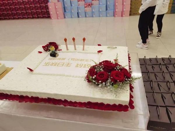 肖战|肖战庆生宴现场曝光，请客唱歌吃蛋糕太热闹，父母罕见现身齐聚