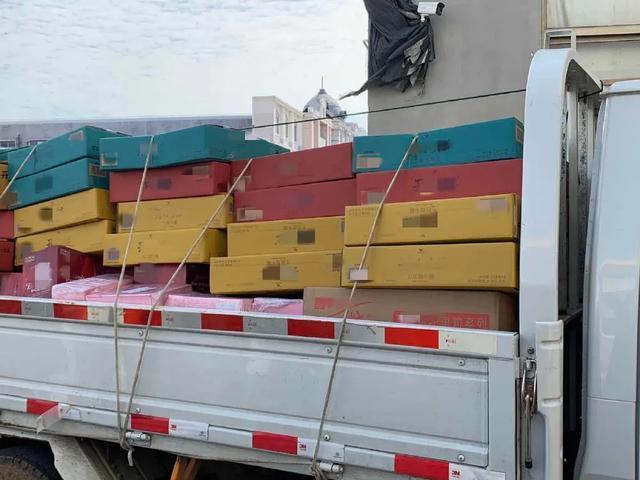 肖战|肖战庆生宴现场曝光，请客唱歌吃蛋糕太热闹，父母罕见现身齐聚