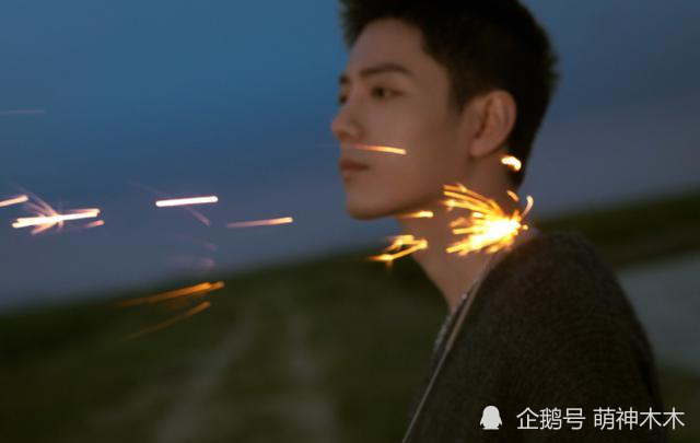 肖战|肖战庆生宴现场曝光，请客唱歌吃蛋糕太热闹，父母罕见现身齐聚