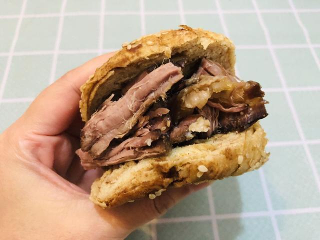 烧饼|这家街边涮肉店有北京最便宜的烧饼，5毛钱一个，排队才能买到