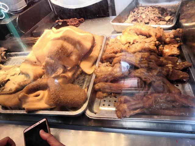 烧饼|这家街边涮肉店有北京最便宜的烧饼，5毛钱一个，排队才能买到