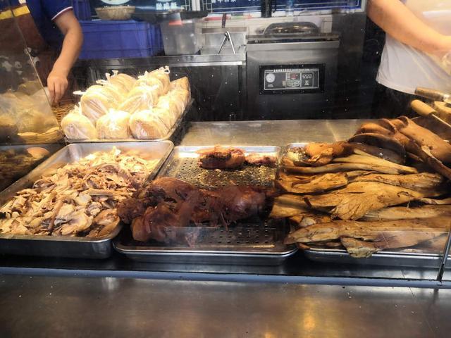 烧饼|这家街边涮肉店有北京最便宜的烧饼，5毛钱一个，排队才能买到