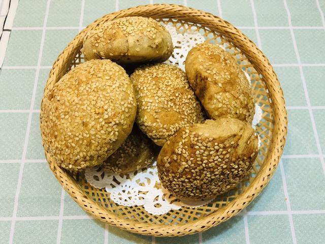 烧饼|这家街边涮肉店有北京最便宜的烧饼，5毛钱一个，排队才能买到