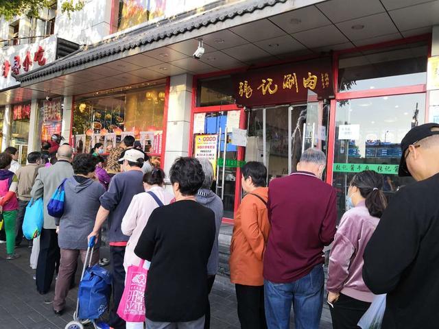烧饼|这家街边涮肉店有北京最便宜的烧饼，5毛钱一个，排队才能买到