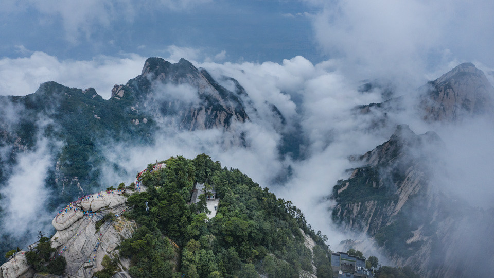 位于陕西省渭南市华阴市的华山是五岳之一的西岳,雅称"太华山,被视为