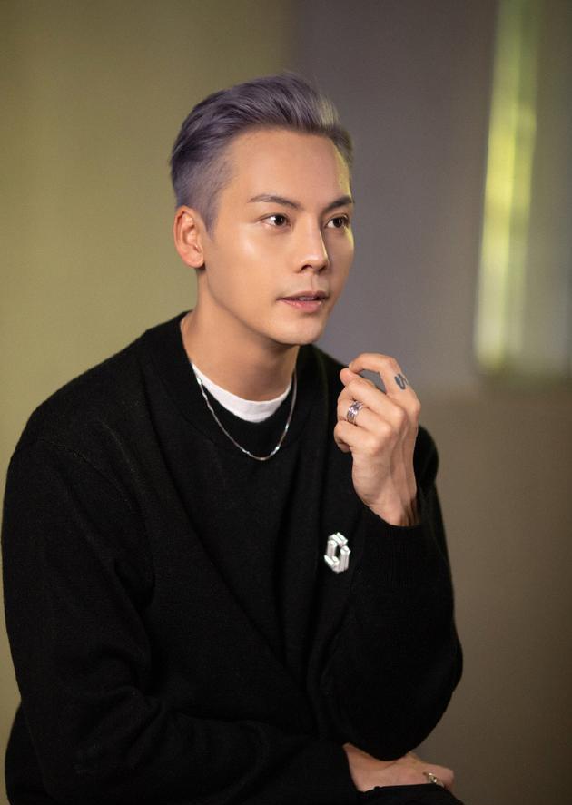 惊叫了!陈伟霆银发墨镜出席活动,凸显大佬气质,生图颜值太抗打